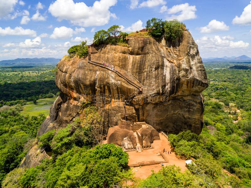 Вид с воздуха сверху Sigiriya или утеса льва, древней крепости и дворца в Dambulla, Шри-Ланка стоковые фотографии rf